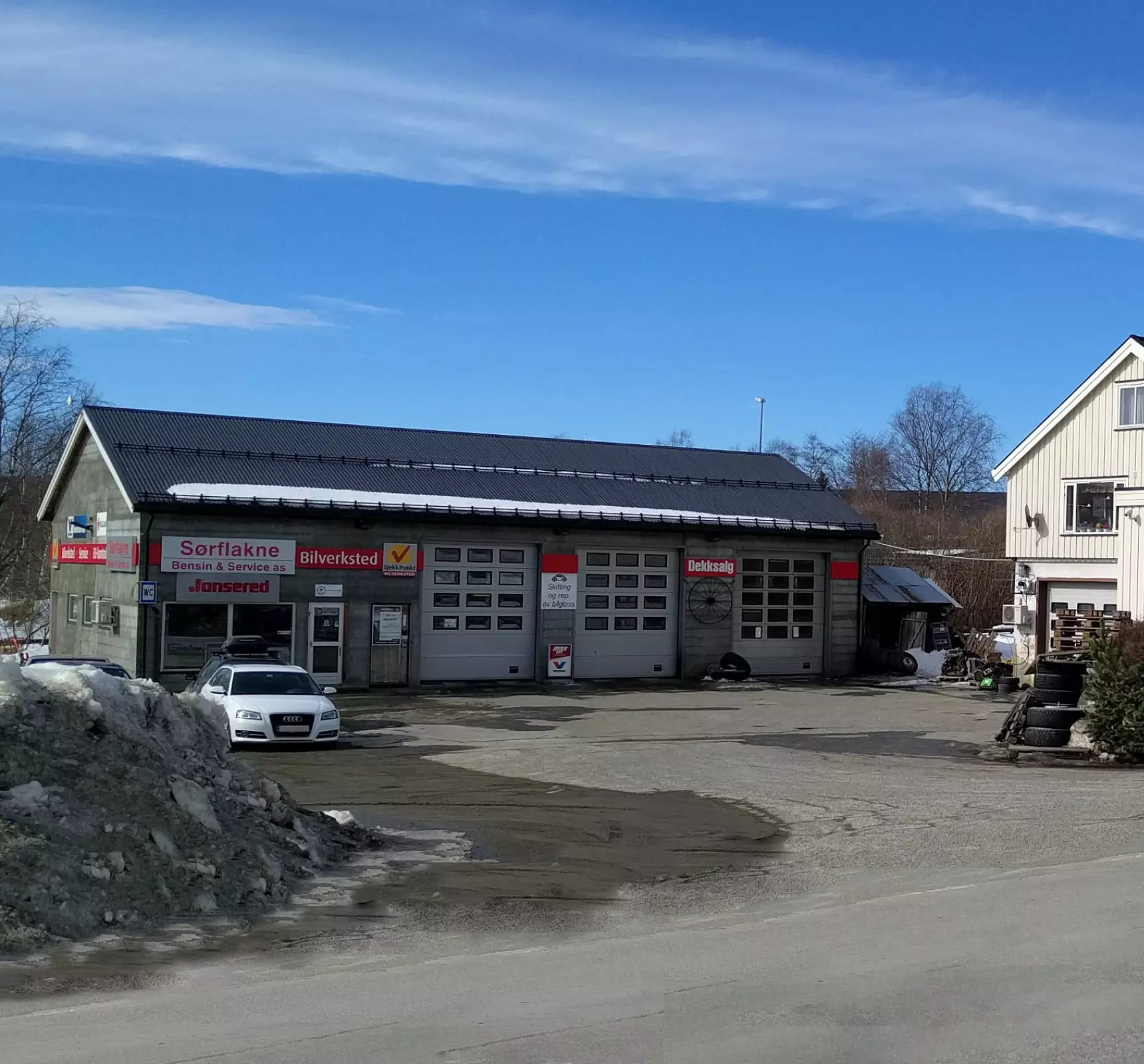 Bygningene til Sørflakne Bensin og Service AS