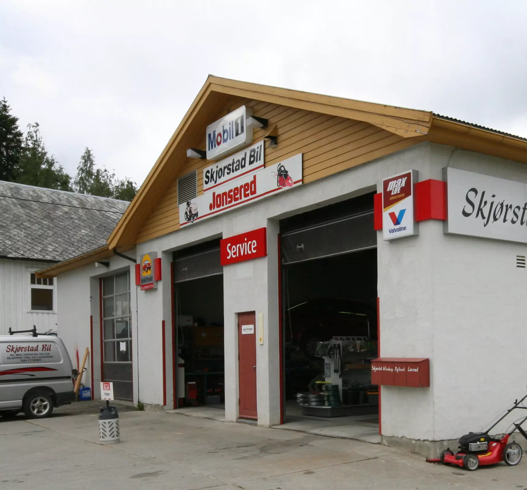 Bygningen til bilverkstedet Skjørstad Bil