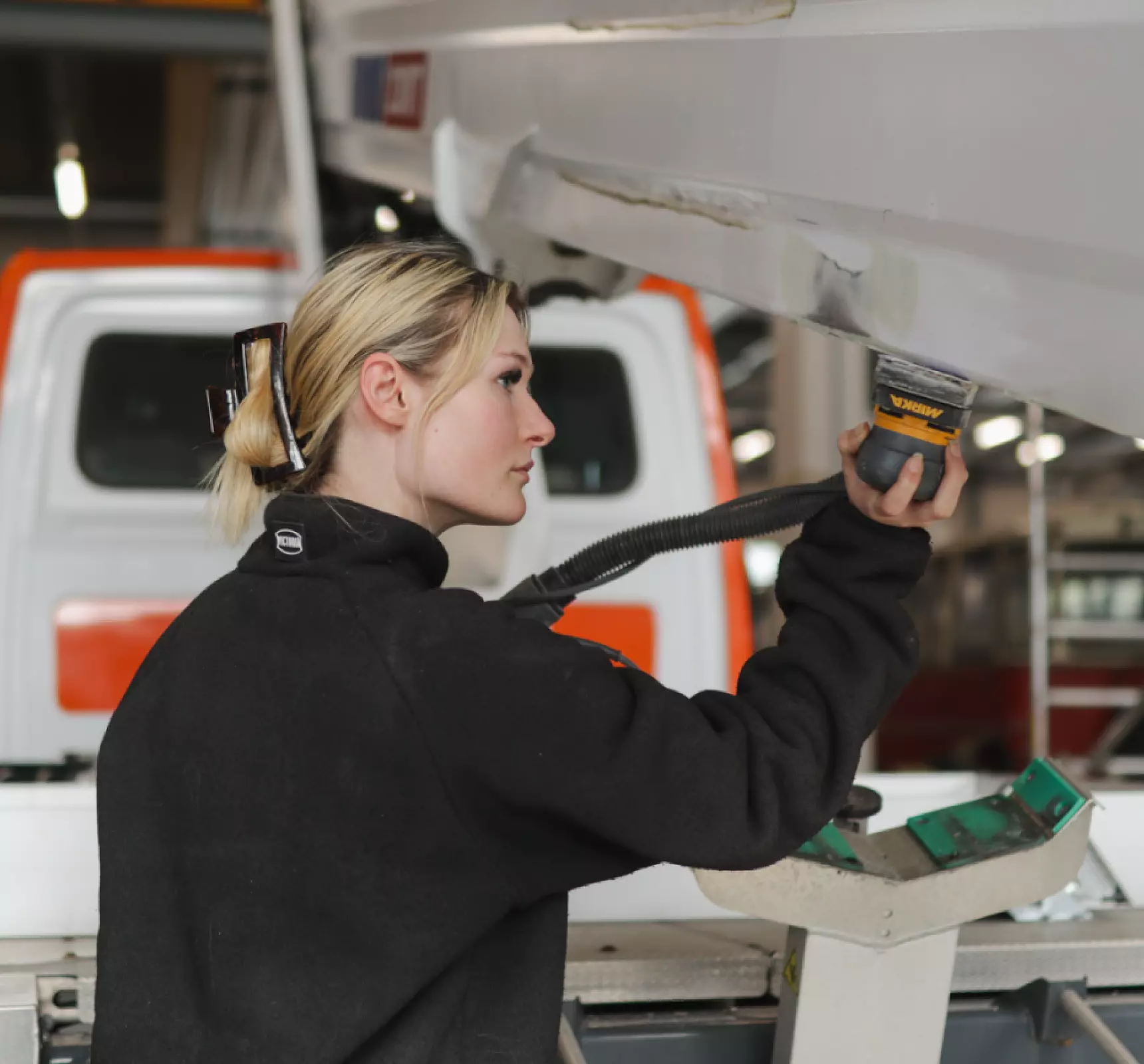 En mekaniker som jobber på Tide Verksted