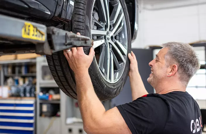 Mekaniker som skifter dekk på en bil