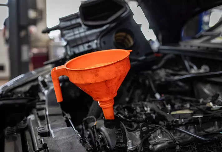 Detalj av et motorrom med en trakt