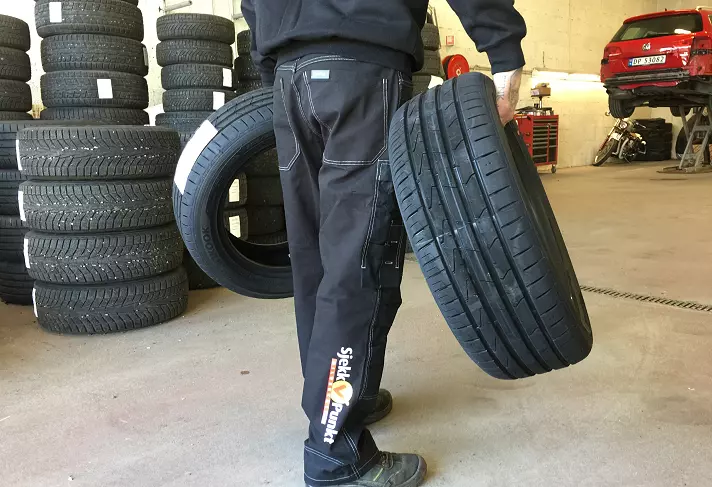Mann som bærer to dekk