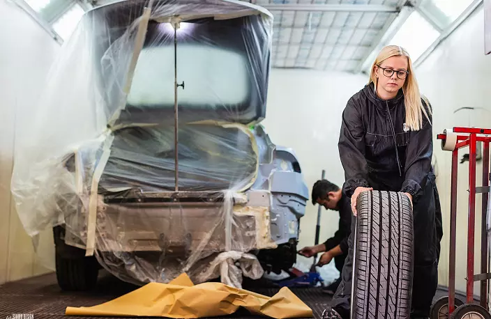 Forberedelser til lakkering av bil